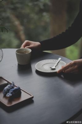 總裁夫人帶女兒游玩曬美照 扎丸子頭干練俏皮 購(gòu)1500平米工廠進(jìn)軍美茶事業(yè)